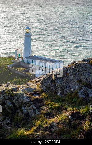 Blick auf den South Stack Lighthouse auf dem Gipfel einer kleinen Insel vor der Nordwestküste von Holy Island, Anglesey, Wales, Großbritannien, wurde 1809 erbaut. Stockfoto
