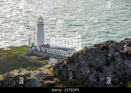 Blick auf den South Stack Lighthouse auf dem Gipfel einer kleinen Insel vor der Nordwestküste von Holy Island, Anglesey, Wales, Großbritannien, wurde 1809 erbaut. Stockfoto