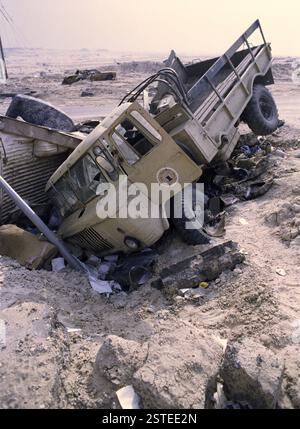 Erster Golfkrieg: 1. April 1991 ein verlassener GAZ-66-Lkw der irakischen Armee, dessen Windschutzscheibe zertrümmert wurde, inmitten der Zerstörung auf dem Highway 80, dem „Highway of Death“, der Hauptstraße nach Basra, westlich von Kuwait City. Die Abzeichen der irakischen Spezialkräfte sind an der Fahrertür gemalt. Stockfoto