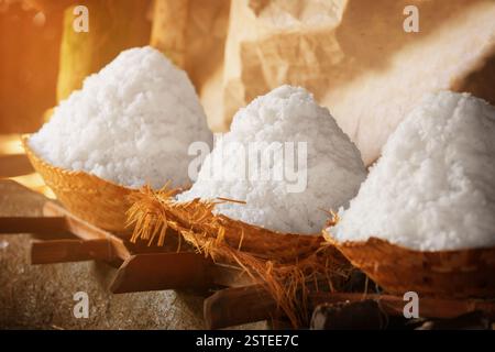 Salz in Körben. Alte traditionelle Salzproduktion auf Bali, Indonesien. Stockfoto