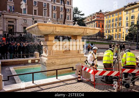 Präsentation der Restaurierung des Brunnens auf dem Viminal-Platz ROM, ITALIEN - 18. FEBRUAR: Präsentation der Restaurierung des Brunnens auf dem Viminale-Platz vor dem Innenministerium am 18. Februar 2025 in Rom, Italien. Das Denkmal, das von Publio Morbiducci zwischen 1929 und 1931 geschaffen wurde, war seit 2018 beschädigt und seither ohne Wasser. Dank der Finanzierung durch Caput Mundi konnte mit einer Restaurierung begonnen werden, die am 16. Juli 2024 begann und rund 290 Tausend Euro kostete. Rom Italien Copyright: XStefanoxMontesix Stockfoto