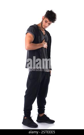 Aufnahme eines hübschen, harten jungen Mannes in dunklem T-Shirt, isoliert auf weißem Hintergrund Stockfoto