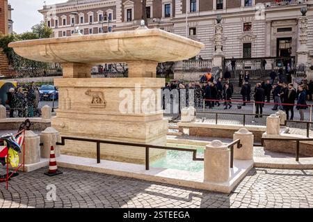 Präsentation der Restaurierung des Brunnens auf dem Viminal-Platz ROM, ITALIEN - 18. FEBRUAR: Präsentation der Restaurierung des Brunnens auf dem Viminale-Platz vor dem Innenministerium am 18. Februar 2025 in Rom, Italien. Das Denkmal, das von Publio Morbiducci zwischen 1929 und 1931 geschaffen wurde, war seit 2018 beschädigt und seither ohne Wasser. Dank der Finanzierung durch Caput Mundi konnte mit einer Restaurierung begonnen werden, die am 16. Juli 2024 begann und rund 290 Tausend Euro kostete. Rom Italien Copyright: XStefanoxMontesix Stockfoto