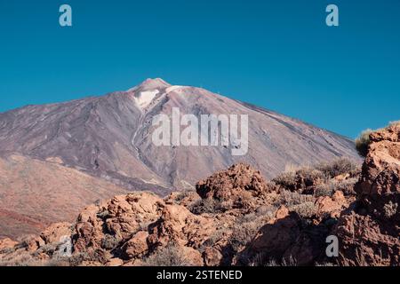 Beeindruckender Teide, der in der Mineralienlandschaft in der Caldera von Teneriffa auf den Kanarischen Inseln auftaucht Stockfoto