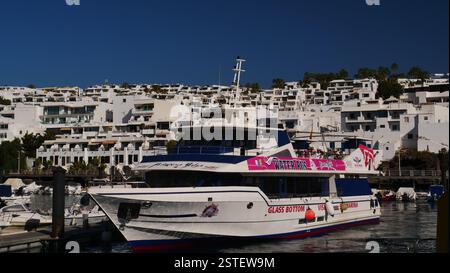Das Glasboden-Wassertaxi Princess Yaiza, das zwischen Puerto del Carmen und Puerto Calero auf Lanzarote fährt Stockfoto