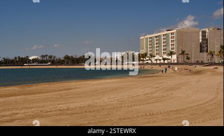Der Strand Playa del el Reducto ist der Hauptstrand in Arrecife, der Hauptstadt von Lanzarote. Stockfoto