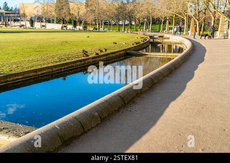 Blick auf einen Wassergraben rund um den Bellevue City Park in Bellevue, Washington. Stockfoto