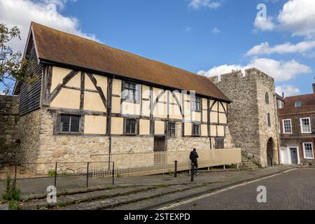 Westgate Hall Und Das Westtor Teil Der Alten Mittelalterlichen Stadtmauer Von Southampton England Stockfoto