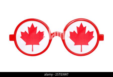 Rote runde Neuheitsbrille mit kanadischer Flagge aus rotem Ahornblatt isolierter Ausschnitt auf weiß Stockfoto