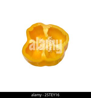 Gelber Paprika in zwei Hälften geschnitten mit isoliertem Ausschnitt auf weiß Stockfoto