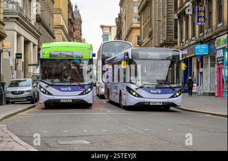 Elektro- und Dieselbusse, die von First Bus in der Renfield Street, Glasgow, Schottland, Großbritannien, Europa betrieben werden Stockfoto