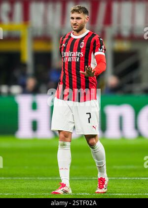 Mailand, Italien. Februar 2025. Mailand - Santiago Gimenez vom AC Milan während der zweiten Etappe der K.O.-Phase Play-offs des neuen Formats der Champions League 2024/2025. Das Spiel findet am 18. Februar 2025 in Mailand statt, wo der AC Milan gegen Feyenoord bei Giuseppe Meazza San Siro ausgetragen wird. Credit: Box to Box Pictures/Alamy Live News Stockfoto