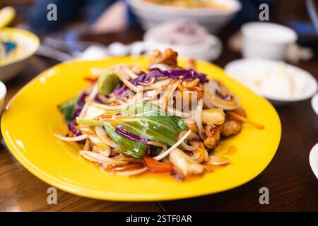 Tangsuyuk, koreanisches knuspriges Schweinefleisch mit süßer und saurer Sauce auf dem Tisch Stockfoto