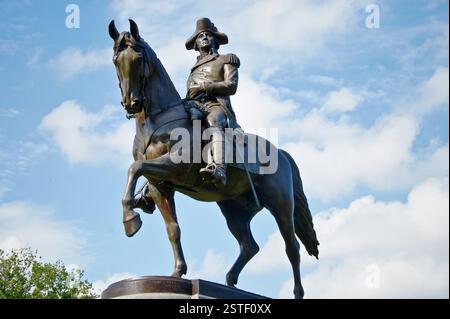 George Washington Statue Boston, ein mächtiges Symbol der amerikanischen Geschichte und des Patriotismus. Diese Bronzestatue, hoch vor dem großen George Stockfoto