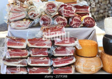 Viele vakuumverpackte Wurst- und Käsesorten werden am Stand typischer handwerklicher Produkte in südeuropa verkauft Stockfoto