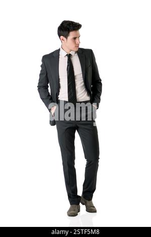 Vollständige Abbildung Schuss von hübscher eleganter junger Mann in der Wirtschaft zu entsprechen Stockfoto