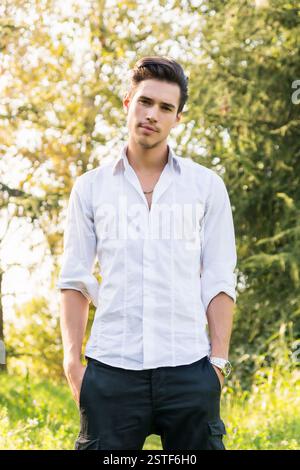 Attraktive junge Mann in einem Wald Stockfoto