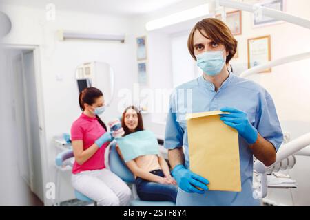 Zahnarzt mit Dokumenten in der Hand Stockfoto