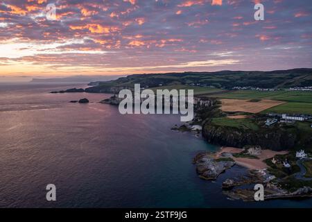 Wunderschöner Sonnenaufgang über der felsigen Küste, von Ballintoy, Ballycastle, Nordirland, Großbritannien Stockfoto