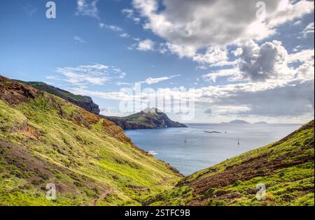 Wunderschöne Felsen in Ponta de São Lourenco auf Madeira an einem Sommertag mit blauem bewölktem Himmel mit einzigartiger und imposanter Landschaft mit Panoramablick über NO Stockfoto