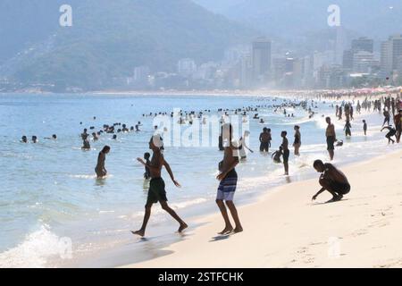 18. Februar 2025, Rio de Janeiro, Rio de Janeiro, Brasilien: Rio de janeiro(rj), 18.02.2025-climatempo/verao/calor/rj- die Stadt rio de janeiro brach am dienstag, 18. februar, einen Wärmeregel von 44Ã‚Â und aktivierte zum ersten Mal Stufe 4 des Hitzeprotokolls in der Stadt, seit 2023 erreichte die Temperatur 42 Grad und ein Gefühl von 60Ã‚Â°C, in den Bildern von rio de janeiro im Süden der iéro Zone. (Foto: JosÃƒ © Lucena/Thenews2/Zumapress) (Foto: © Jose Lucena/TheNEWS2 via ZUMA Press Wire) NUR REDAKTIONELLE VERWENDUNG! Nicht für kommerzielle Zwecke Stockfoto
