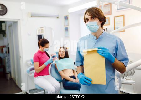 Zahnarzt mit Dokumenten in der Hand Stockfoto