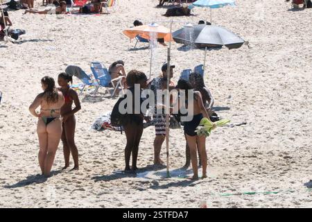 18. Februar 2025, Rio de Janeiro, Rio de Janeiro, Brasilien: Rio de janeiro(rj), 18.02.2025-climatempo/verao/calor/rj- die Stadt rio de janeiro brach am dienstag, 18. februar, einen Wärmeregel von 44Ã‚Â und aktivierte zum ersten Mal Stufe 4 des Hitzeprotokolls in der Stadt, seit 2023 erreichte die Temperatur 42 Grad und ein Gefühl von 60Ã‚Â°C, in den Bildern von rio de janeiro im Süden der iéro Zone. (Foto: JosÃƒ © Lucena/Thenews2/Zumapress) (Foto: © Jose Lucena/TheNEWS2 via ZUMA Press Wire) NUR REDAKTIONELLE VERWENDUNG! Nicht für kommerzielle Zwecke Stockfoto