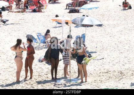 18. Februar 2025, Rio de Janeiro, Rio de Janeiro, Brasilien: Rio de janeiro(rj), 18.02.2025-climatempo/verao/calor/rj- die Stadt rio de janeiro brach am dienstag, 18. februar, einen Wärmeregel von 44Ã‚Â und aktivierte zum ersten Mal Stufe 4 des Hitzeprotokolls in der Stadt, seit 2023 erreichte die Temperatur 42 Grad und ein Gefühl von 60Ã‚Â°C, in den Bildern von rio de janeiro im Süden der iéro Zone. (Foto: JosÃƒ © Lucena/Thenews2/Zumapress) (Foto: © Jose Lucena/TheNEWS2 via ZUMA Press Wire) NUR REDAKTIONELLE VERWENDUNG! Nicht für kommerzielle Zwecke Stockfoto