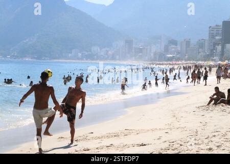 18. Februar 2025, Rio de Janeiro, Rio de Janeiro, Brasilien: Rio de janeiro(rj), 18.02.2025-climatempo/verao/calor/rj- die Stadt rio de janeiro brach am dienstag, 18. februar, einen Wärmeregel von 44Ã‚Â und aktivierte zum ersten Mal Stufe 4 des Hitzeprotokolls in der Stadt, seit 2023 erreichte die Temperatur 42 Grad und ein Gefühl von 60Ã‚Â°C, in den Bildern von rio de janeiro im Süden der iéro Zone. (Foto: JosÃƒ © Lucena/Thenews2/Zumapress) (Foto: © Jose Lucena/TheNEWS2 via ZUMA Press Wire) NUR REDAKTIONELLE VERWENDUNG! Nicht für kommerzielle Zwecke Stockfoto