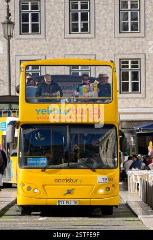 Lissabon, Portugal - 13. Januar 2025: Personen in einem Hop-on-Hop-off-Touristenbus im Stadtzentrum von Lissabon. Stockfoto