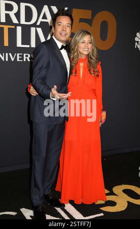16. Februar 2025, New York, New York, USA: Moderator JIMMY FALLON und seine Frau NANCY JUVONEN bei der Ankunft für SNL 50 - The Anniversary Special Red Carpet anlässlich des 50-jährigen Jubiläums der TV-Show Saturday Night Liveâ im Rockefeller Center 30. (Kreditbild: © Nancy Kaszerman/ZUMA Press Wire) NUR REDAKTIONELLE VERWENDUNG! Nicht für kommerzielle ZWECKE! Stockfoto