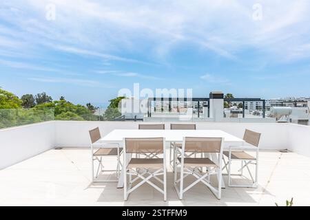 Ein Bild von einer privaten Dachterrasse mit Esstisch mit Blick auf die Küste von Marbella Stockfoto