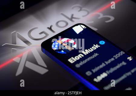 Brüssel, Belgien Februar 2025. Elon Musk X-Profil wird auf einem Mobiltelefon angezeigt, mit X AI Grok 3 auf dem Tablet-Bildschirm, wie in dieser Fotoabbildung zu sehen. Aufgenommen in Brüssel, Belgien, am 18. Februar 2025. (Jonathan Raa/SIPA USA) *** ausschließlich für redaktionelle Nachrichten *** Credit: SIPA USA/Alamy Live News Stockfoto