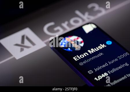 Brüssel, Belgien Februar 2025. Elon Musk X-Profil wird auf einem Mobiltelefon angezeigt, mit X AI Grok 3 auf dem Tablet-Bildschirm, wie in dieser Fotoabbildung zu sehen. Aufgenommen in Brüssel, Belgien, am 18. Februar 2025. (Jonathan Raa/SIPA USA) *** ausschließlich für redaktionelle Nachrichten *** Credit: SIPA USA/Alamy Live News Stockfoto