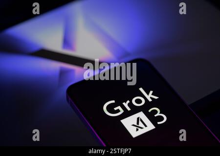 Brüssel, Belgien Februar 2025. GROK X AI 3 wird auf einem Mobiltelefon angezeigt, mit X AI auf dem Tablet-Bildschirm, wie in dieser Fotoabbildung zu sehen. Aufgenommen in Brüssel, Belgien, am 18. Februar 2025. (Jonathan Raa/SIPA USA) *** ausschließlich für redaktionelle Nachrichten *** Credit: SIPA USA/Alamy Live News Stockfoto