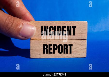 Meldung über den Vorfall auf Holzblöcken auf blauem Hintergrund. Symbol für den konzeptionellen Vorfallbericht. Kopierbereich. Stockfoto