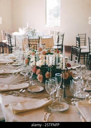 Ein wunderschön gestalteter Tisch mit Blumenmotiv und glitzernden Gläsern sorgt für ein gehobenes Treffen. Stockfoto