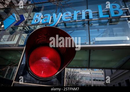 München, Deutschland. Februar 2025. Vor dem Logo der Bayerischen Landesbank „Bayern LB“ leuchtet eine rote Ampel. Quelle: Peter Kneffel/dpa/Alamy Live News Stockfoto
