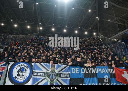 Bergamo, Italien. Februar 2025. Fans des Club Brugge VK Teams während des Play-off-Fußballspiels der UEFA Champions League 2024/2025 zwischen Atalanta BC und Club Brugge VK im Gewiss-Stadion am 18. Februar 2025 in Bergamo, Italien. Quelle: Unabhängige Fotoagentur/Alamy Live News Stockfoto