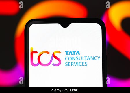In dieser Abbildung wird das Logo von Tata Consultancy Services Limited (TCS) auf einem Smartphone-Bildschirm angezeigt. Stockfoto