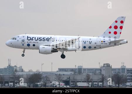 Ein Airbus A319-100 der Fluglinie, Airline, Fluggesellschaft Brussels Airlines mit dem Kennzeichen, der Registrierung OO-SSO und der Seriennummer, MSN 2287 im Anflug zur Landung auf dem Flughafen München, Flughafen München auf die Landebahn, Start- und Landebahn, 15.02.2025, München Deutschland, Wirtschaft, reisen, Flugzeuge am Flughafen München *** an Airbus A319 100 der Fluggesellschaft, Fluggesellschaft, Fluggesellschaft Brussels Airlines mit Kennzeichen, Kennzeichen OO SSO und Seriennummer, MSN 2287, Landung am Flughafen München, Flughafen München auf der Start- und Landebahn, 15 02 2025, München Deutschland , Wirtschaft, Verz Stockfoto