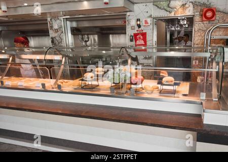 Catania. Italien - 18. Februar 2025: Speisen an der Theke einer Selbstbedienungscafeteria mit Sandwiches und frischen Zutaten. Konzept: Essen Stockfoto