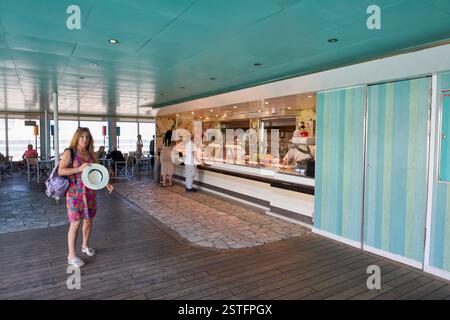 Catania, Italien - 18. Februar 2025: Café mit Selbstbedienungstheke mit Sandwiches, Gemüse und Brot und wartenden Gästen. Konzept: Café Stockfoto
