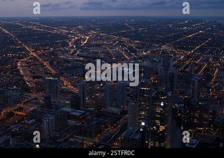 Chicago, Illinois, USA; Vororte von Chicago nach Sonnenuntergang - Blick von oben; Vororte von Chicago nach Sonnenuntergang - Draufsicht; Suburbios de Chicago Stockfoto