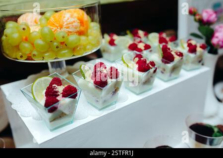 Ausgefallene Hochzeit Kuchen und Obst Stockfoto
