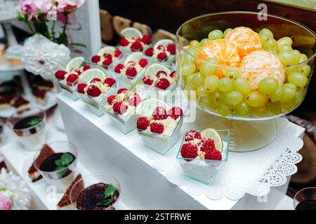 Ausgefallene Hochzeit Kuchen und Obst Stockfoto