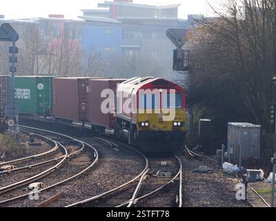 Die DB Cargo 66 Lokomotive 66165 fährt mit einem intermodalen Güterzug durch Peterborough Stockfoto