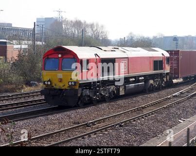 Die DB Cargo 66 Lokomotive 66165 fährt mit einem intermodalen Güterzug durch Peterborough Stockfoto