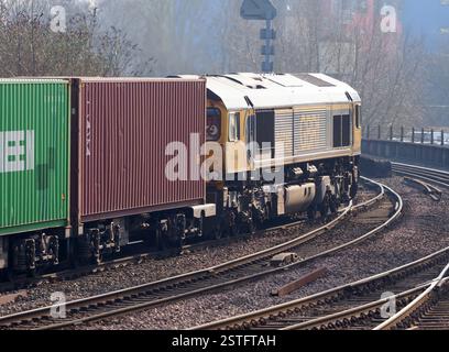 Die GBRF-Lokomotive der Baureihe 66 66745 fährt mit einem intermodalen Güterzug durch Peterborough Stockfoto