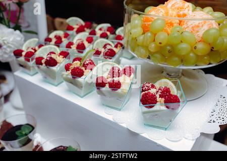 Ausgefallene Hochzeit Kuchen und Obst Stockfoto